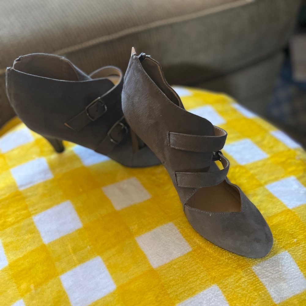 Unique gray suede.  Zip back. Straps, buckles and classy!